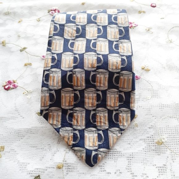 Museum Artifacts Neck Tie All Silk Beer Pint Glass - Picture 2 of 8